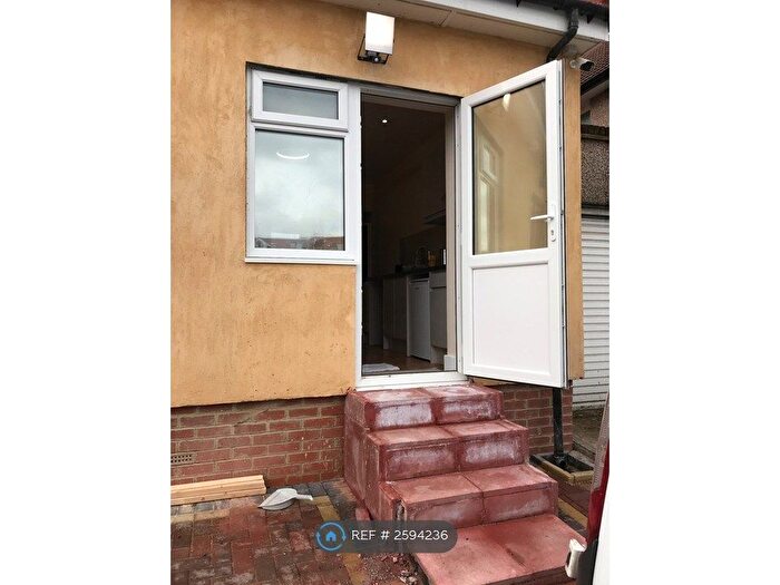Studio To Rent In Hendon Way, London, NW2