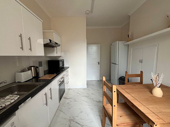 4 Bedroom Semi-Detached House To Rent In Kew Bridge Road, Brentford, TW8