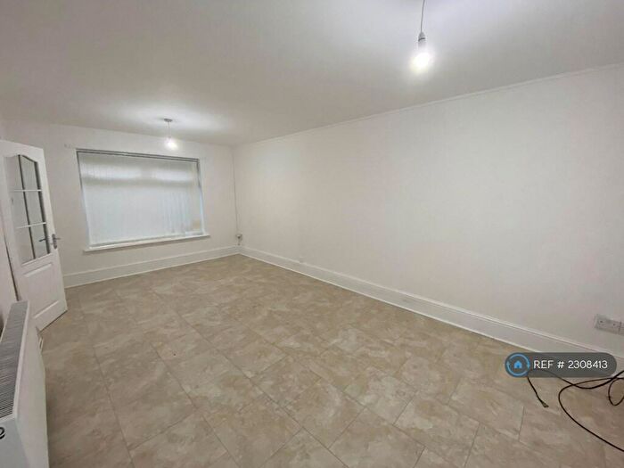 3 Bedroom Semi-Detached House To Rent In Quarry Close, Kirkby, Liverpool, L33