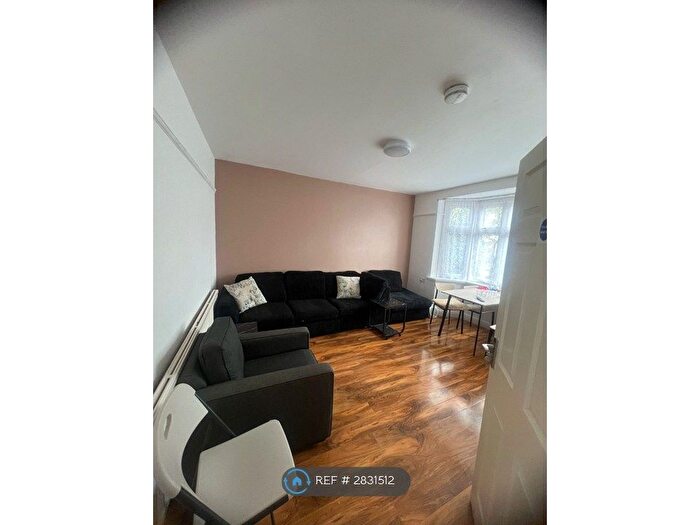 3 Bedroom Flat To Rent In Hounslow, Hounslow, TW3