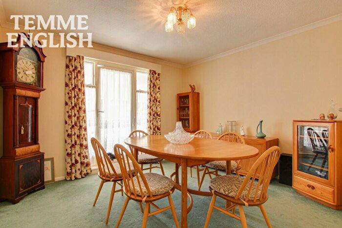3 Bedroom Detached Bungalow For Sale In Highcliffe Road, Wickford, Essex, SS11