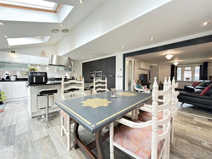 4 Bedroom Semi Detached House For Sale In Galleywood Drive, Leicester, LE4