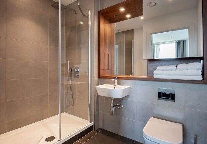 2 Bedroom Apartment To Rent In Harbour Way, London, E14