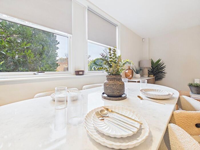 2 Bedroom Flat To Rent In High Street, Worthing, BN11