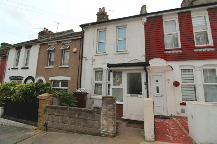 3 Bedroom Terraced House To Rent In Gordon Road, Chatham, Kent, ME4