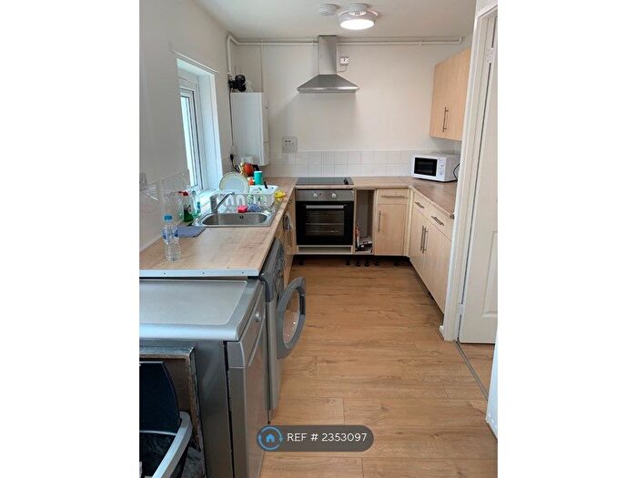 2 Bedroom Flat To Rent In Gaunton Close, Taunton, TA1