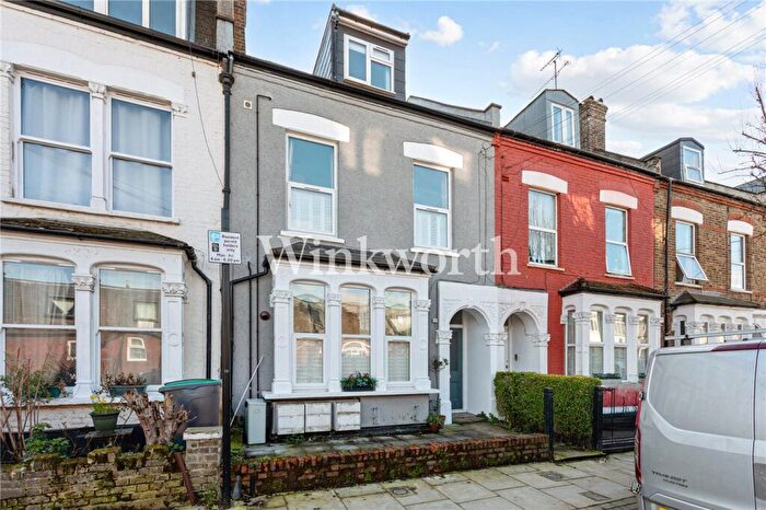 2 Bedroom Apartment For Sale In Eade Road, London, N4