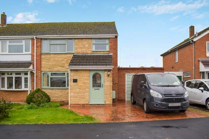 3 Bedroom Semi-Detached House To Rent In Morton Avenue, Kidlington, OX5