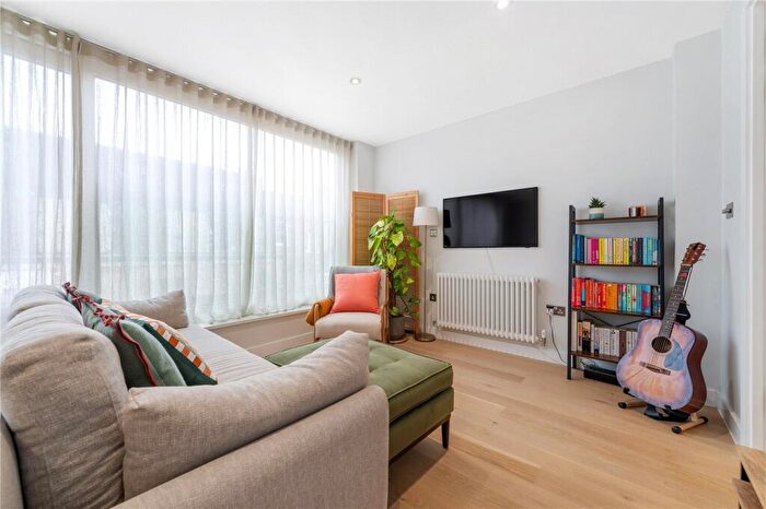 1 Bedroom Apartment For Sale In Silvester Road, East Dulwich, London, SE22