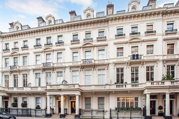 3 Bedroom Flat To Rent In Palace Gate, London, W8