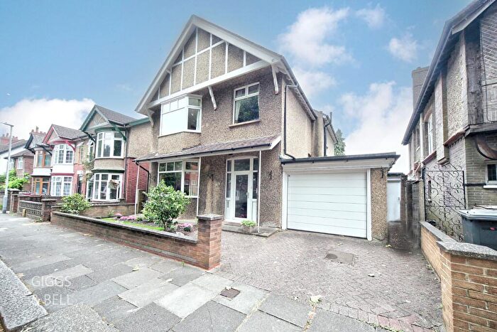 4 Bedroom Detached House For Sale In Tennyson Road, Luton, Bedfordshire, LU1