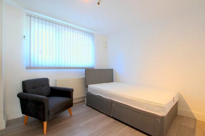 Studio To Rent In Putney Hill, London, SW15