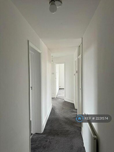 3 Bedroom Flat To Rent In Merlin Court, London, N22