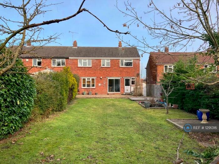 3 Bedroom Semi-Detached House To Rent In Windsor, Windsor, SL4