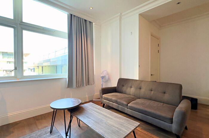 2 Bedroom Flat To Rent In Sterling Mansions, Aldgate East, E1