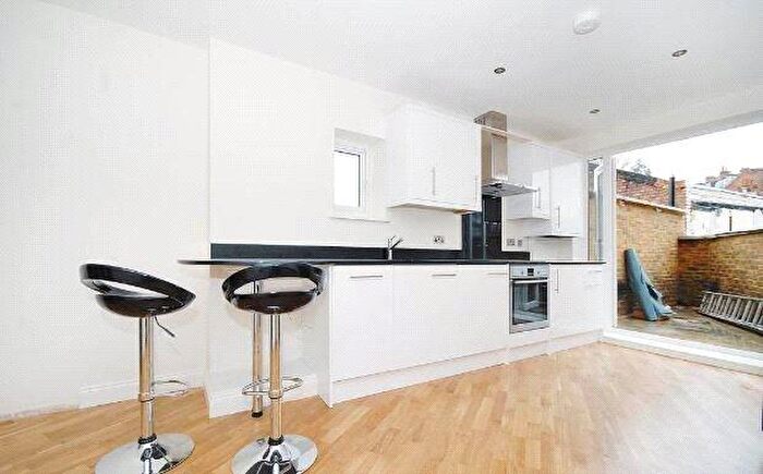 Apartment To Rent In Finchley Road, London, NW2