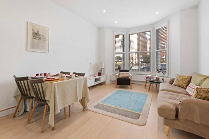 2 Bedroom Flat For Sale In Fulham Park Gardens, Parsons Green, SW6