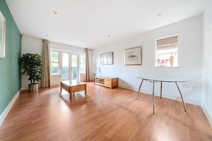 2 Bedroom Flat To Rent In Ray Park Avenue, Maidenhead, SL6