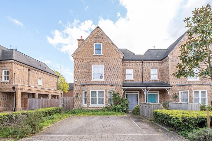 5 Bedroom Detached House For Sale In Barrons Chase, Richmond, TW10