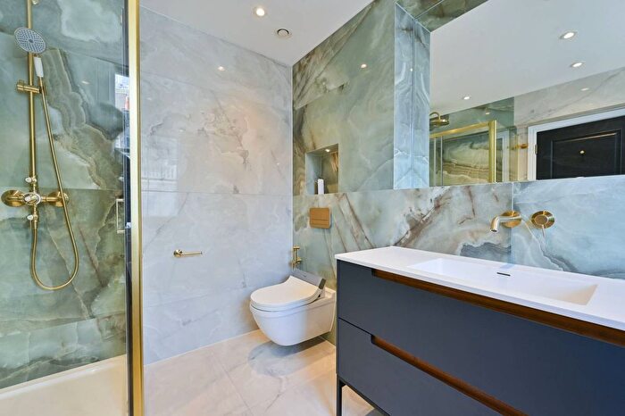 3 Bedroom Flat To Rent In Charles Street, Mayfair, London, W1J