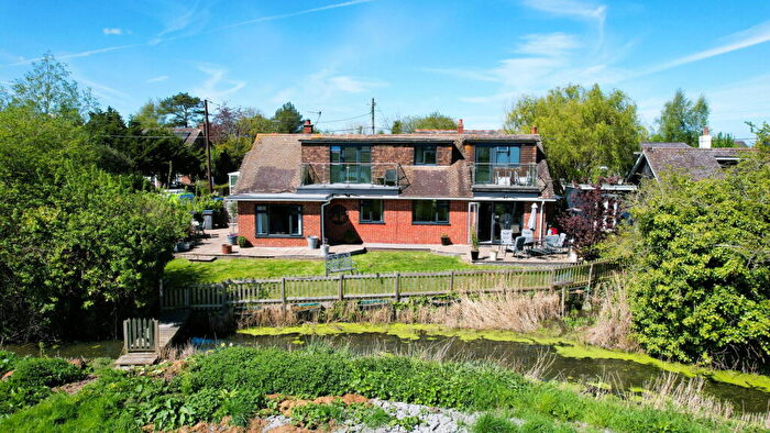3 Bedroom Chalet For Sale In The Street, Stourmouth, Canterbury, CT3