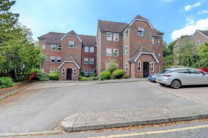 3 Bedroom Flat For Sale In Malmers Well Road, High Wycombe, Buckinghamshire, HP13