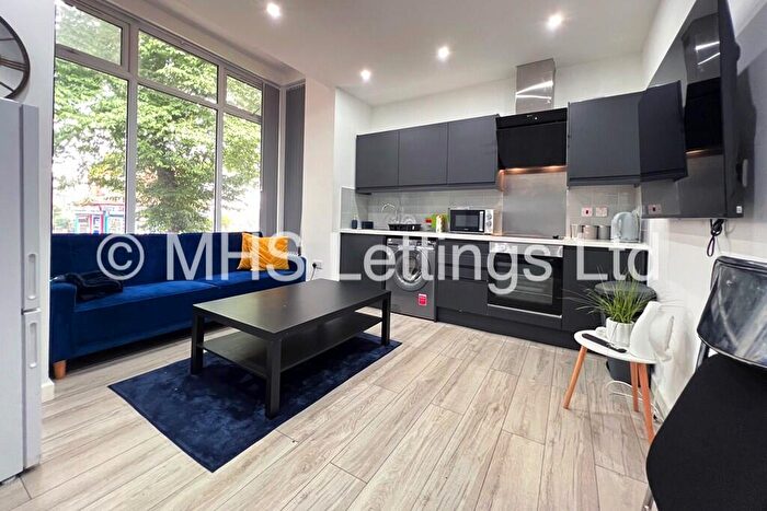 2 Bedroom Apartment To Rent In Flat, Noster Hill, Leeds, LS11