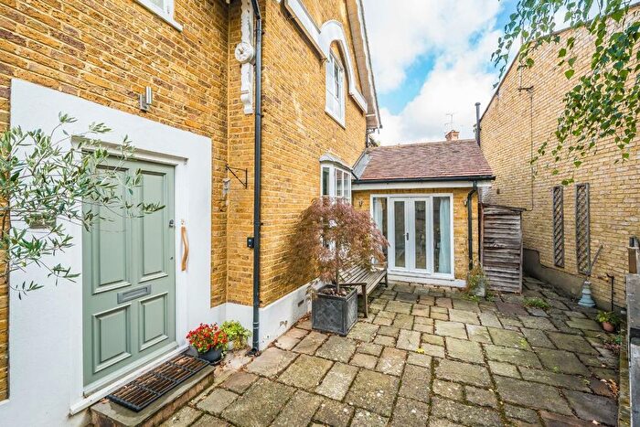 2 Bedroom Flat For Sale In St. Margarets Road, St Margarets, TW1