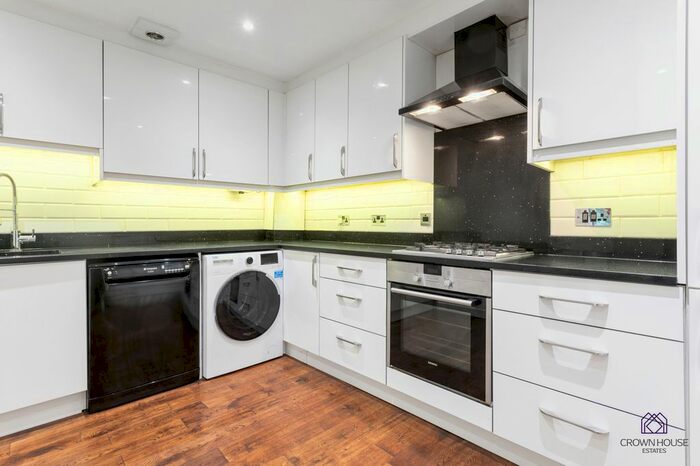 2 Bedroom Flat To Rent In Brookfield Court, Woodside Grange Road, London, N12