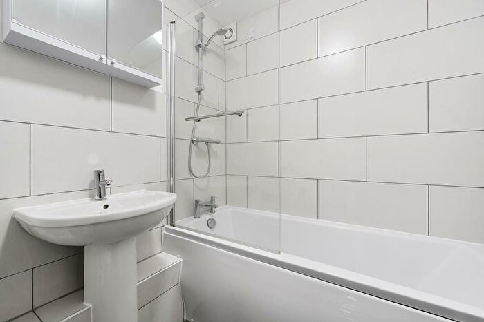 2 Bedroom Apartment To Rent In Station Road, Henley, RG9