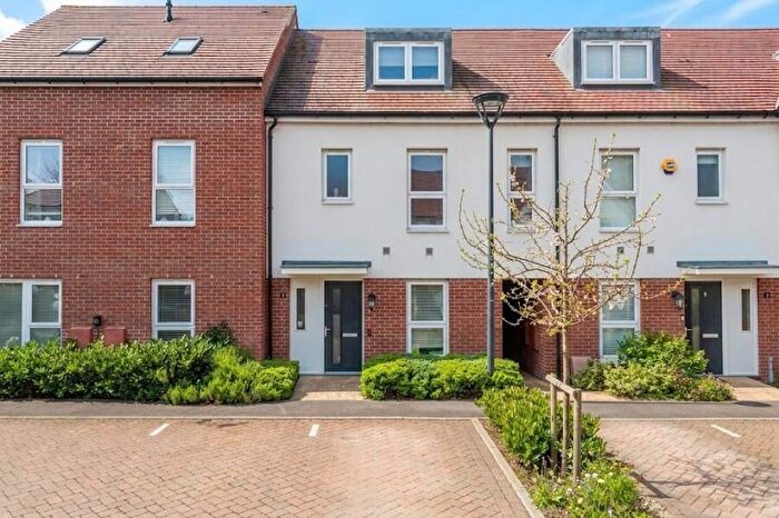 4 Bedroom Town House To Rent In Addlestone, Surrey, KT15