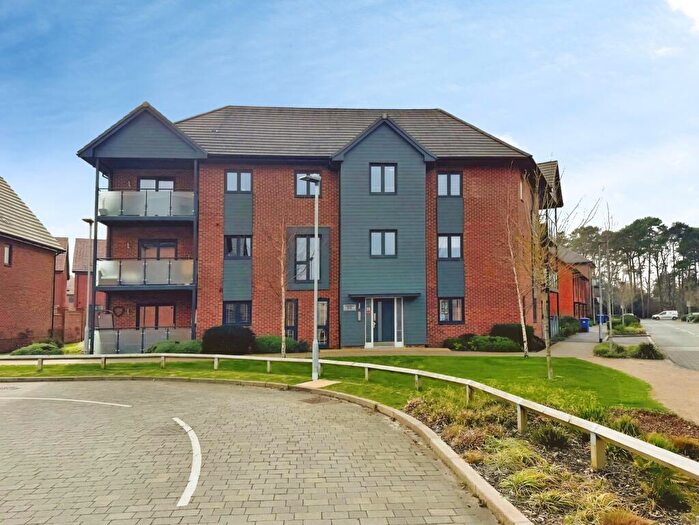2 Bedroom Apartment For Sale In Hawthorn Drive, Crowthorne, Berkshire, RG45