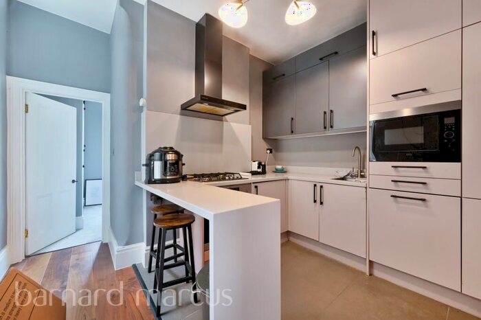 3 Bedroom Flat To Rent In Fulham Road, London, SW10