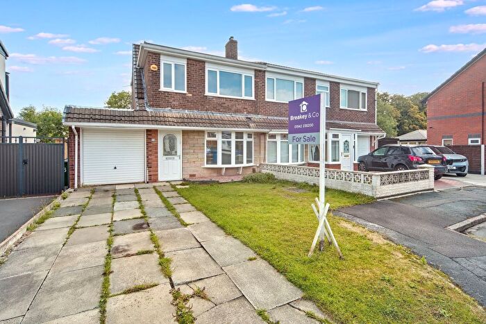 3 Bedroom Semi-Detached House For Sale In Warminster Grove, Wigan, WN3