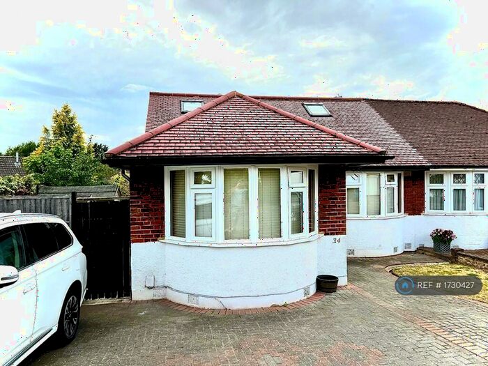 4 Bedroom Bungalow To Rent In The Byway, Potters Bar, EN6