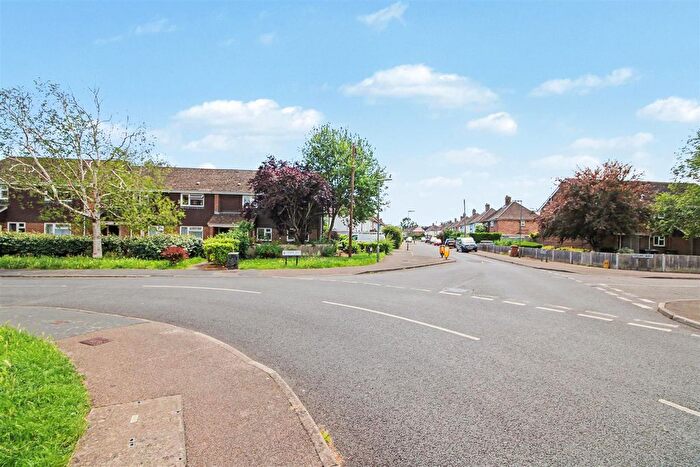 2 Bedroom Maisonette To Rent In Cedar Way, Guildford, GU1
