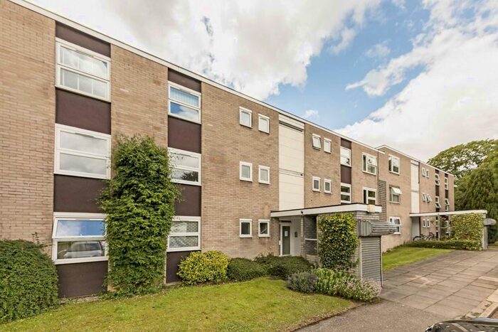 3 Bedroom Flat To Rent In Hepple Close, Isleworth, TW7