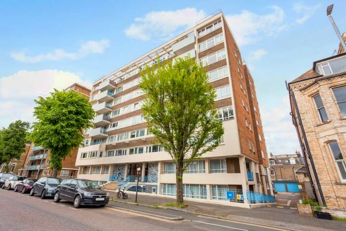 2 Bedroom Apartment To Rent In The Drive Hove, BN3