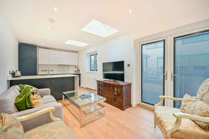 2 Bedroom Flat To Rent In Traps Lane, New Malden, KT3