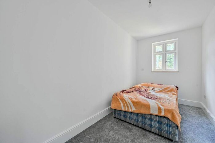 2 Bedroom Flat To Rent In Crown Lane, Streatham Common, London, SW16