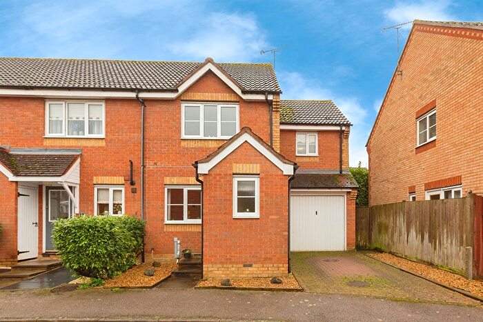 3 Bedroom End Terrace House For Sale In Hinds Way, Aylesbury, HP21