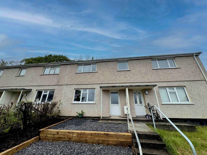 2 Bedroom Flat To Rent In Caergynydd Road, Waunarlwydd, SA5