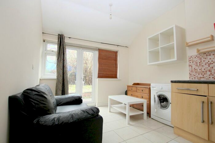 1 Bedroom Flat To Rent In Yew Grove, London, NW2