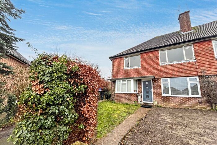 2 Bedroom Maisonette For Sale In Minchin Close, Leatherhead, Surrey, KT22