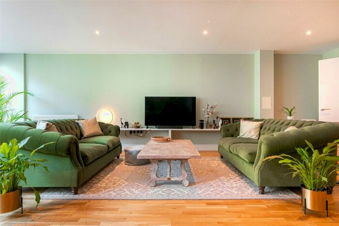 2 Bedroom Apartment To Rent In Trinity Tower, Quadrant Walk, Canary Wharf, London, E14