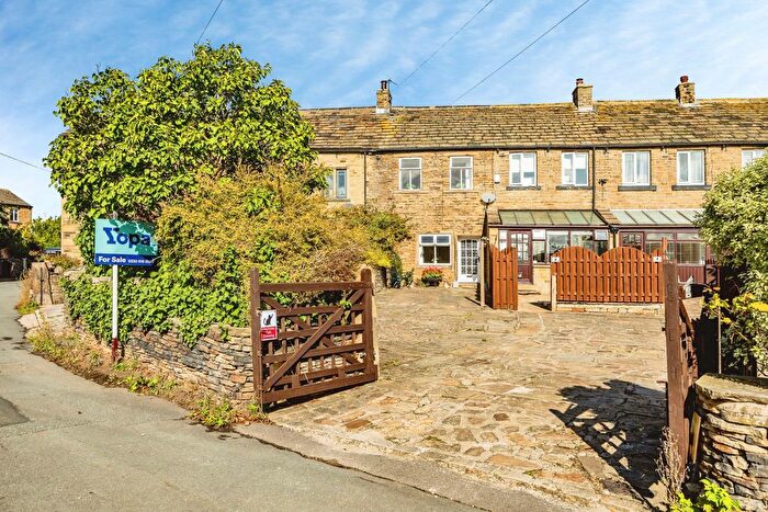 2 Bedroom Cottage For Sale In Smithy Hill, Huddersfield, HD8