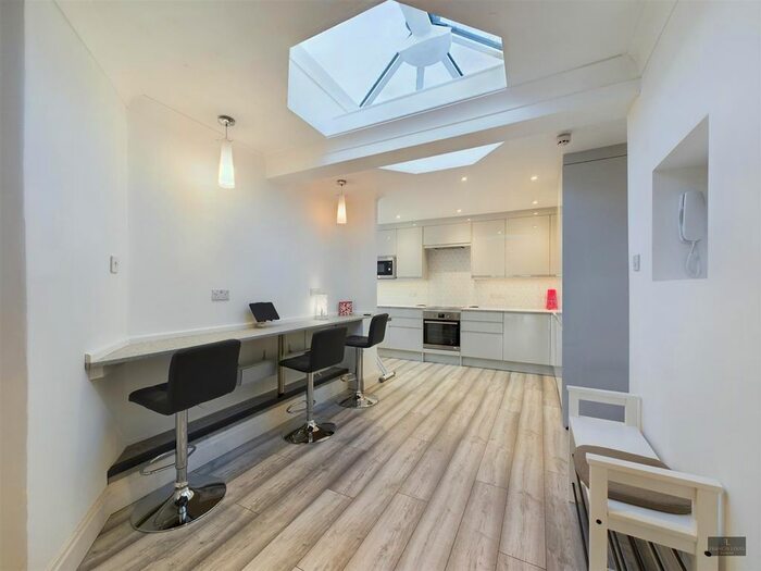 3 Bedroom Flat To Rent In Fore Street, Exeter, EX4