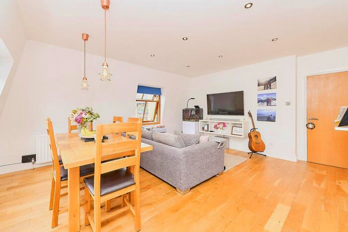 2 Bedroom Flat To Rent In Lower Square, Isleworth, TW7