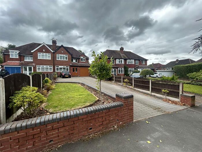4 Bedroom House To Rent In Rosafield Avenue, Halesowen, B62