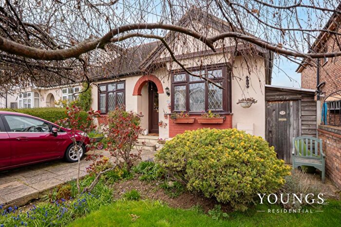 3 Bedroom Semi-Detached Bungalow For Sale In Victor Gardens, Hockley, SS5